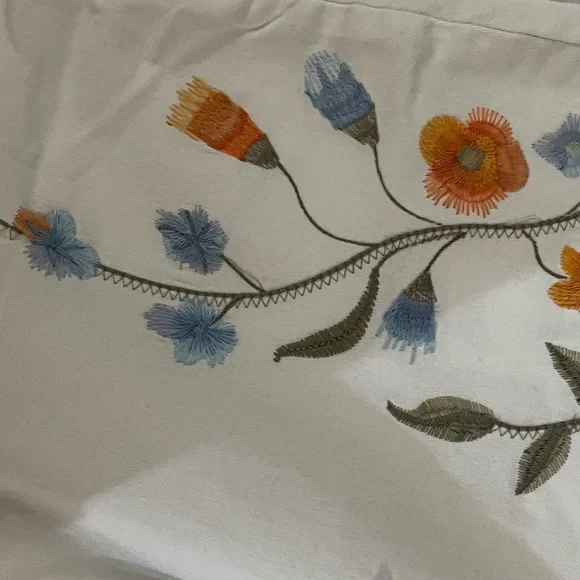 Women's white Bandolino Lizbeth curvy crop floral blouse print Embroidered Jeans - Picture 6 of 16